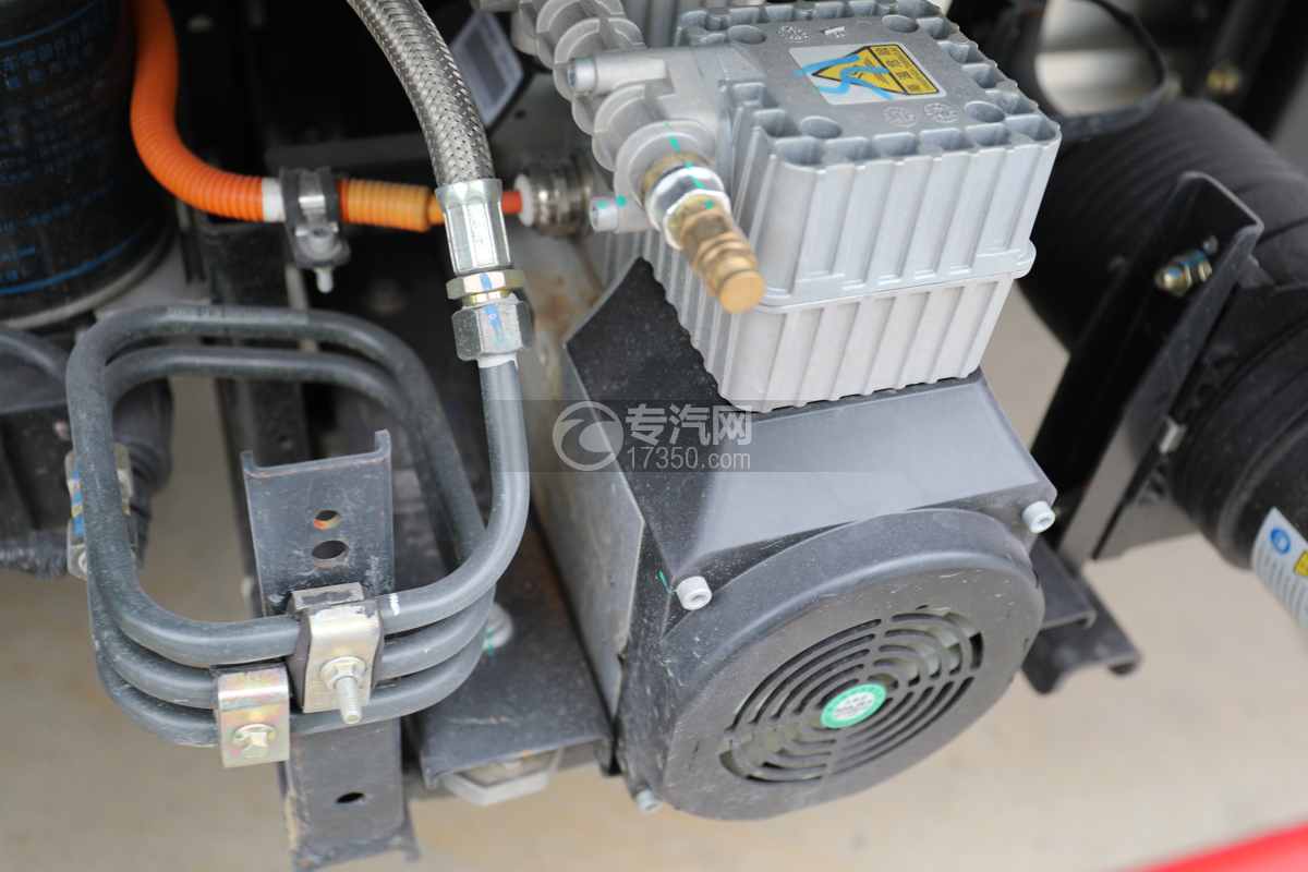 飞碟奥驰EV5（7.7方）纯电绿牌压缩垃圾车压缩机