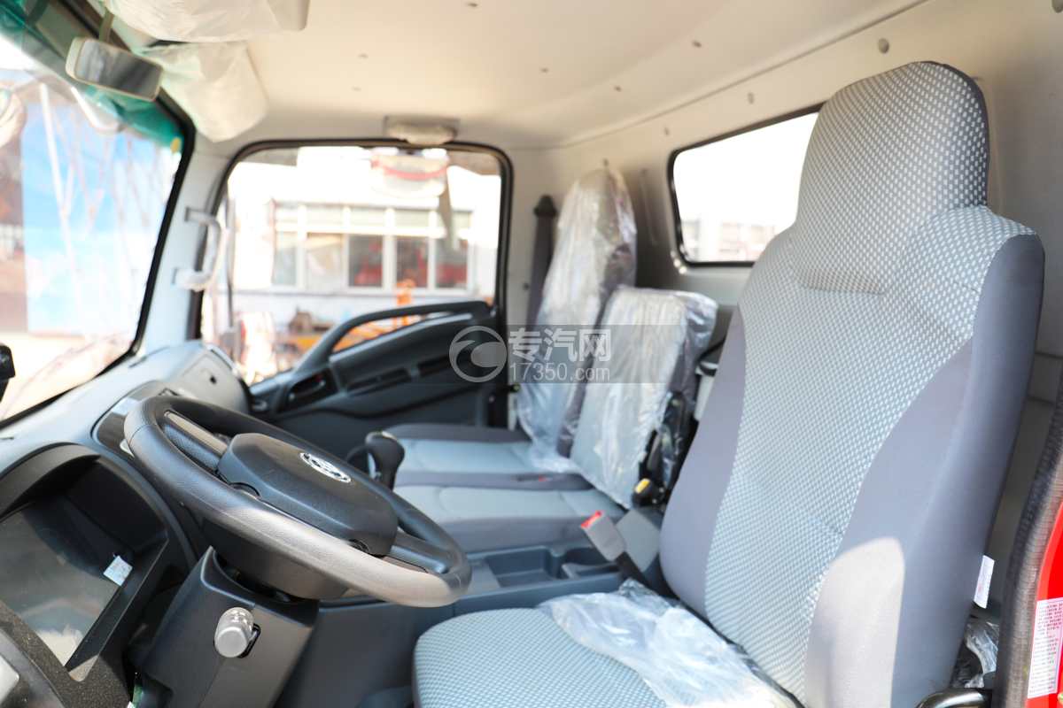 三环四驱越野抓斗式垃圾车(18吨)驾驶室细节图