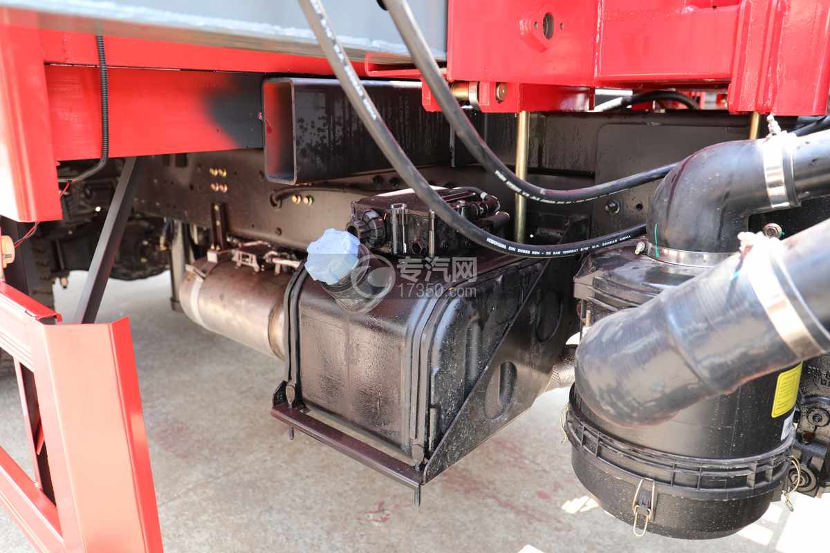 三环四驱越野抓斗式垃圾车(18吨)尿素罐、空滤