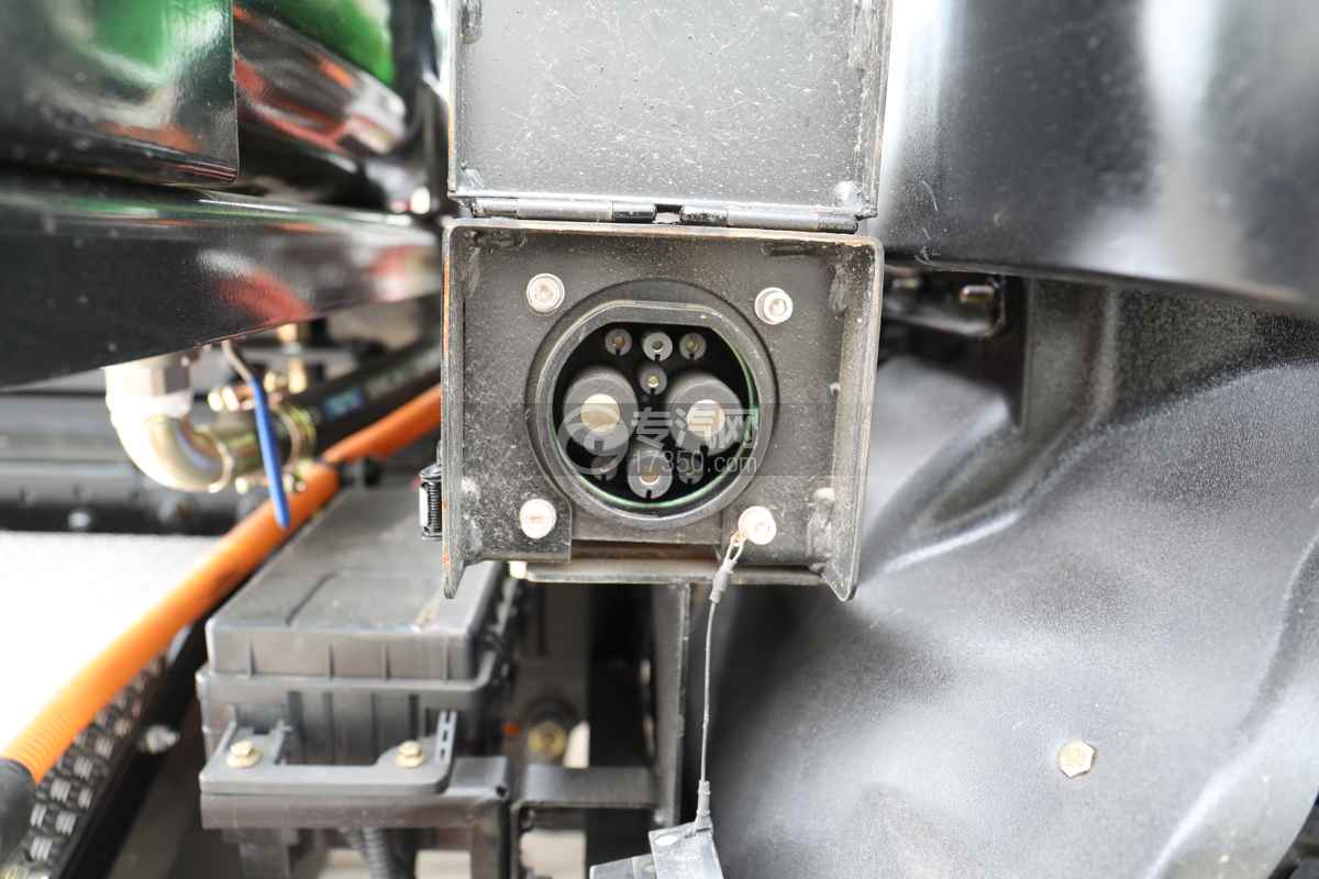 飞碟奥驰V6纯电132度勾臂垃圾车充电接口