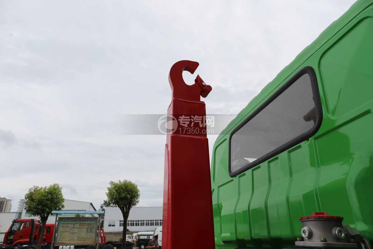  飞碟奥驰V6纯电132度勾臂垃圾车勾臂