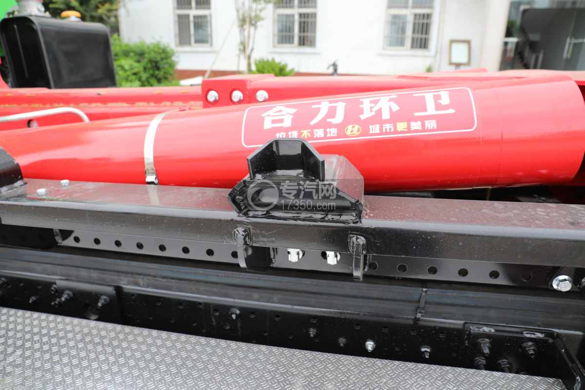  飞碟奥驰V6纯电132度勾臂垃圾车伸缩油缸