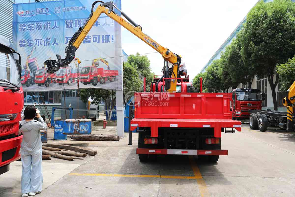 蓝牌四驱三环绿化综合养护车上装操作展示图