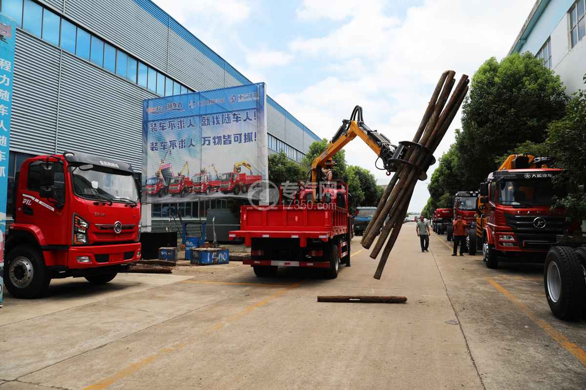 蓝牌四驱三环绿化综合养护车上装操作展示图