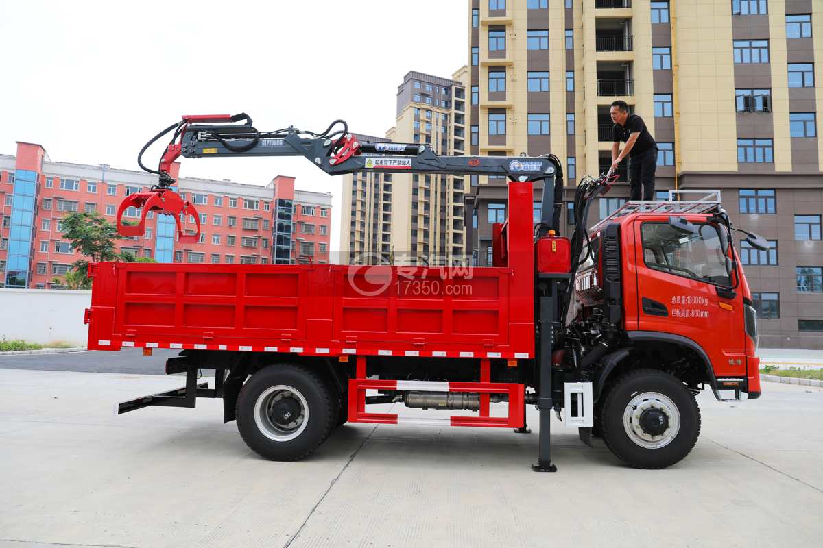 湖北大运四驱自缷抓斗式垃圾车侧面图