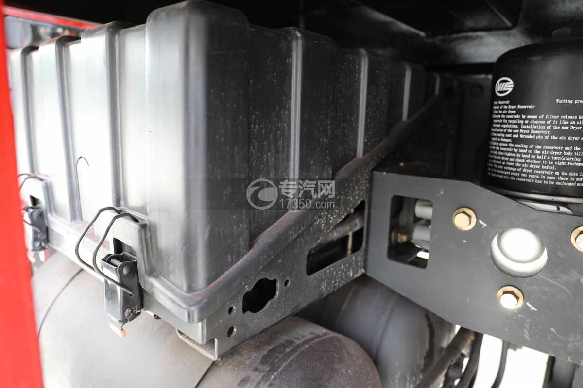 湖北大运四驱自缷抓斗式垃圾车大电池
