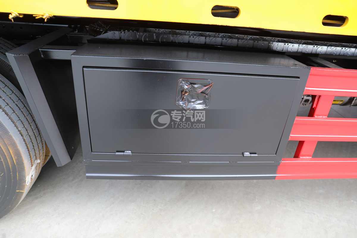 湖北大运一拖二清障带吊清障车工具箱
