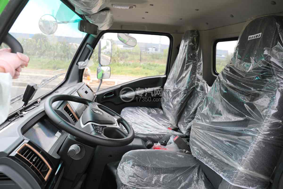 陕汽智云S100纯电动车厢式可卸垃圾车驾驶室细节图