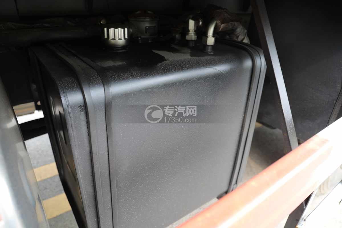 湖北大运F6提升桥随车吊上装液压油箱