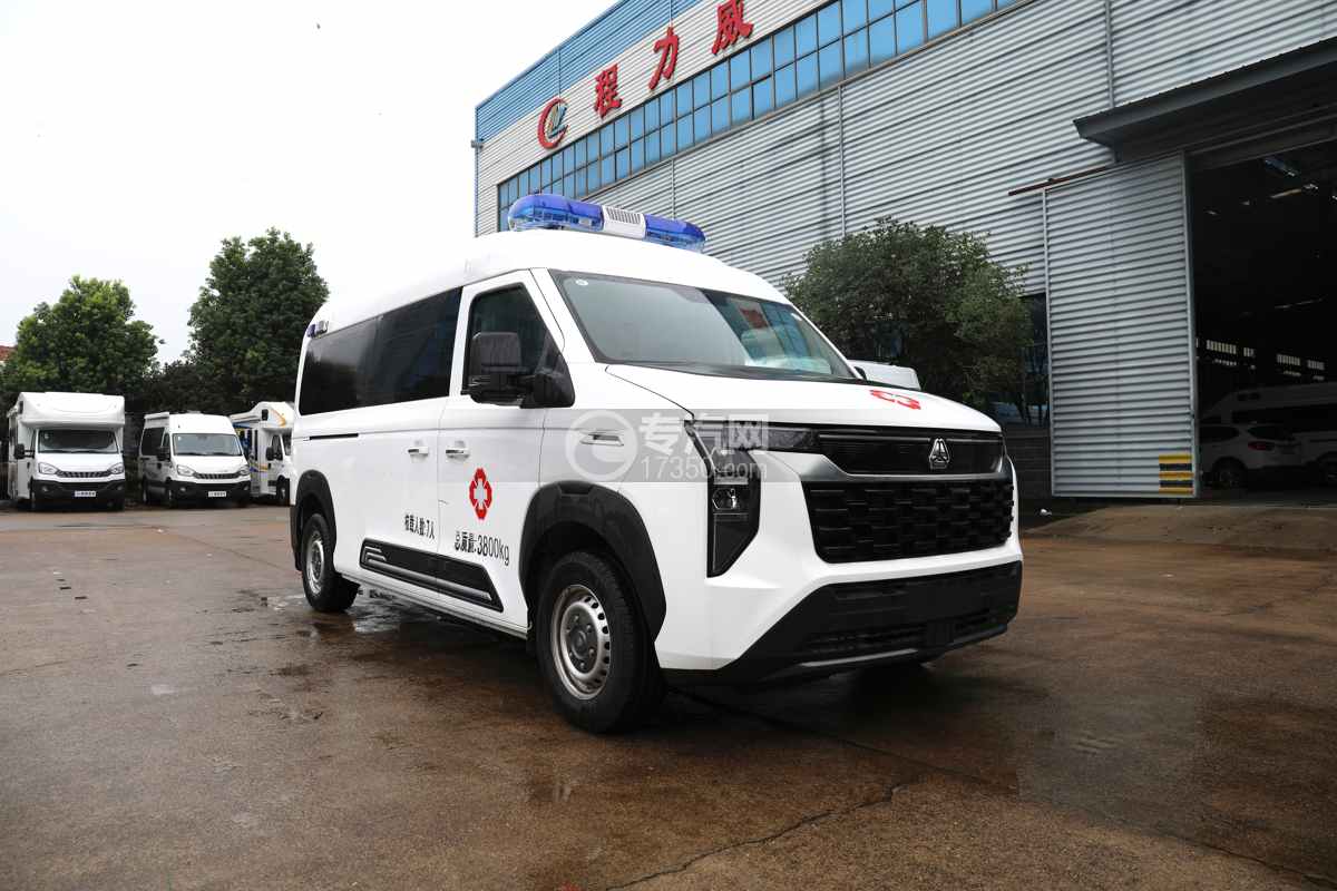 中国重汽先锋官中轴中顶救护车右前45度图
