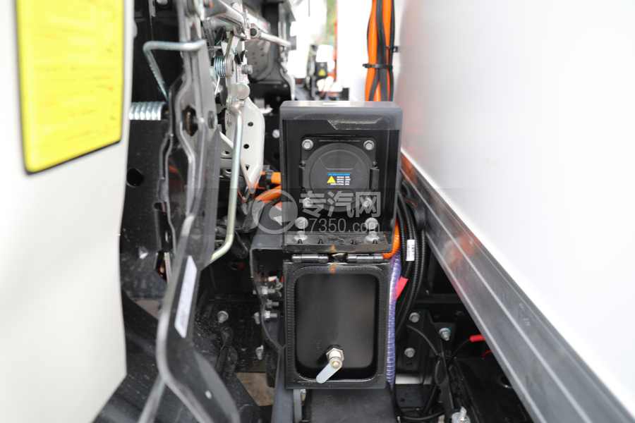 江淮帅铃EV5-100.46Kwh纯电动冷藏车充电接口