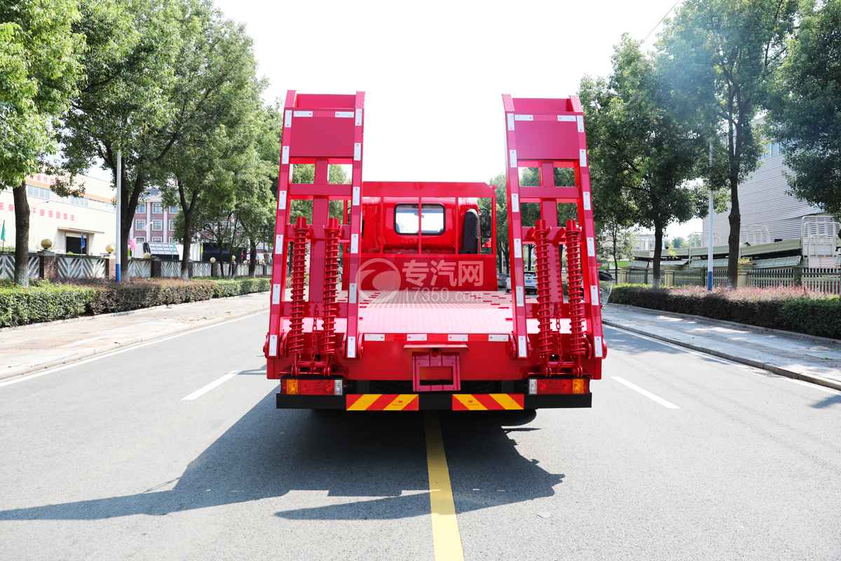 陕汽德龍G500提升桥平板车(25吨)正后面图