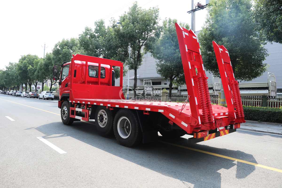 陕汽德龍G500提升桥平板车(25吨)侧后面图