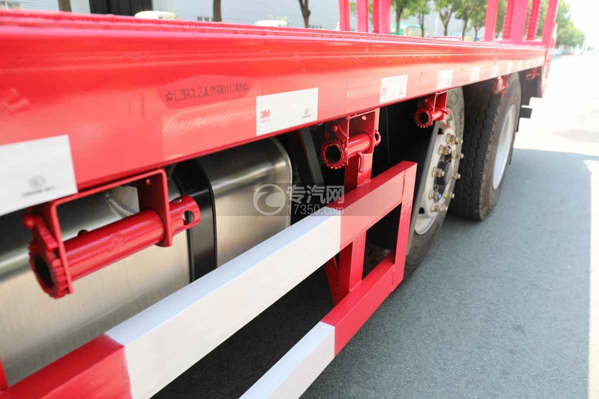 陕汽德龍G500提升桥平板车(25吨)防护装置