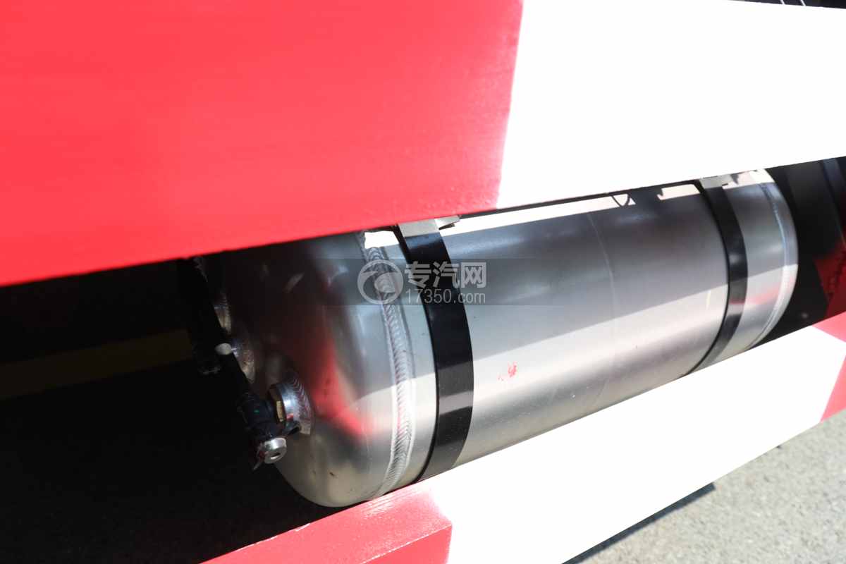 陕汽德龍G500提升桥平板车(25吨)储气罐