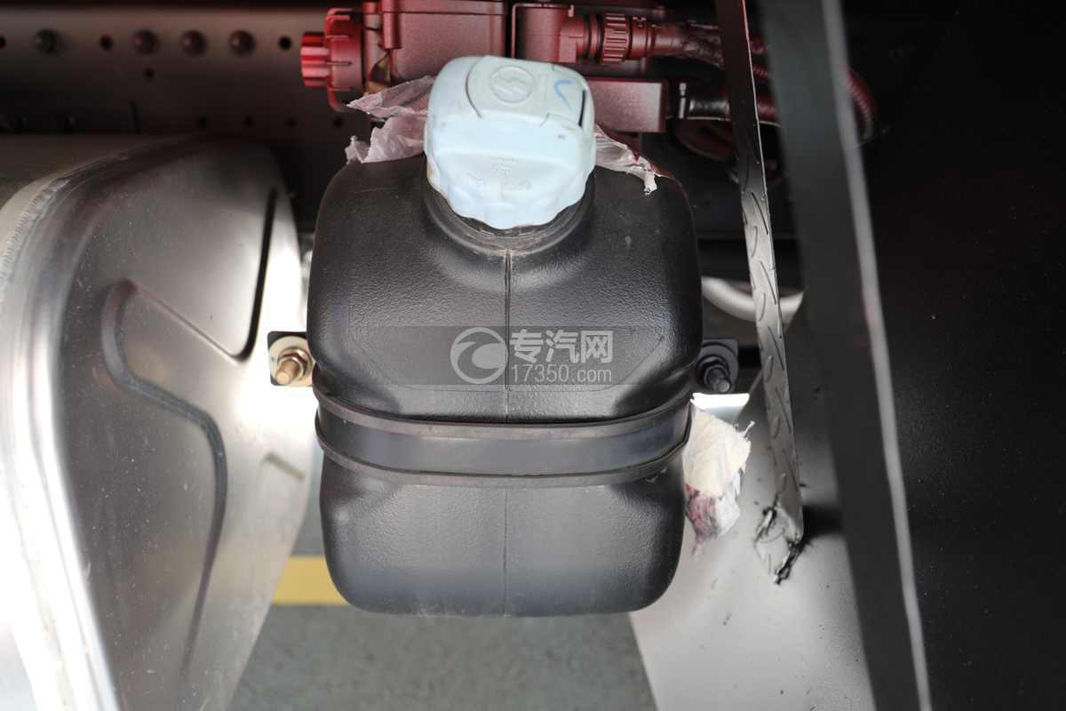 陕汽德龍G500提升桥平板车(25吨)尿素罐
