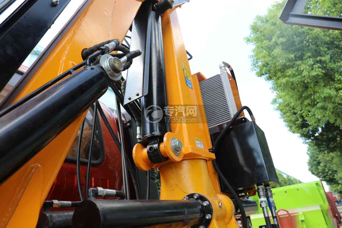 湖北大运致胜14吨抓斗式垃圾车吊臂油缸