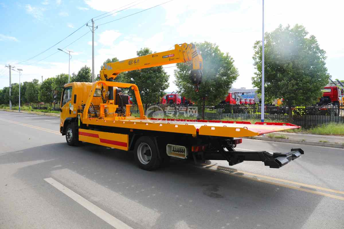 湖北大运G6一拖二带吊清障车（12吨）侧后面图