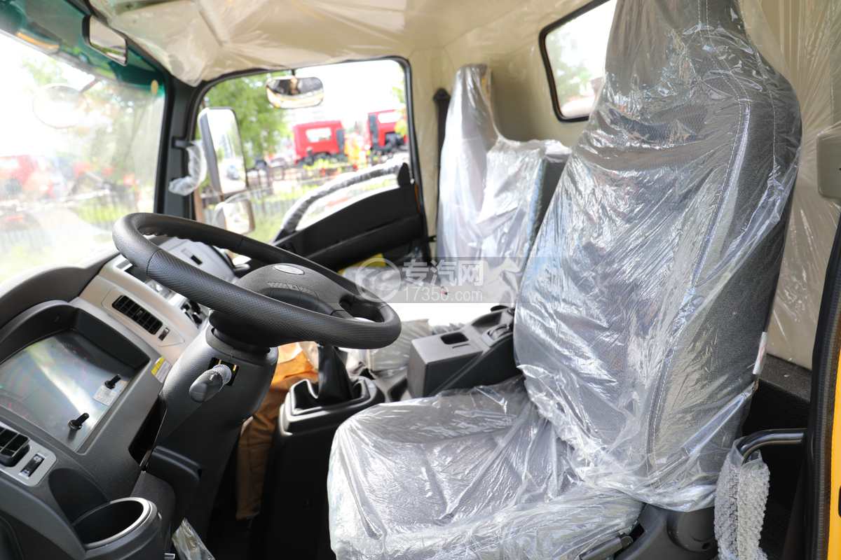 湖北大运G6一拖二带吊清障车（12吨）驾驶室细节图