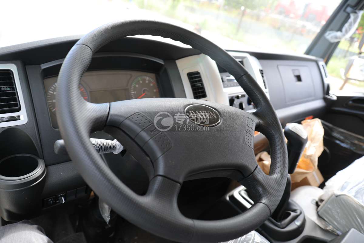 湖北大运G6一拖二带吊清障车（12吨）方向盘