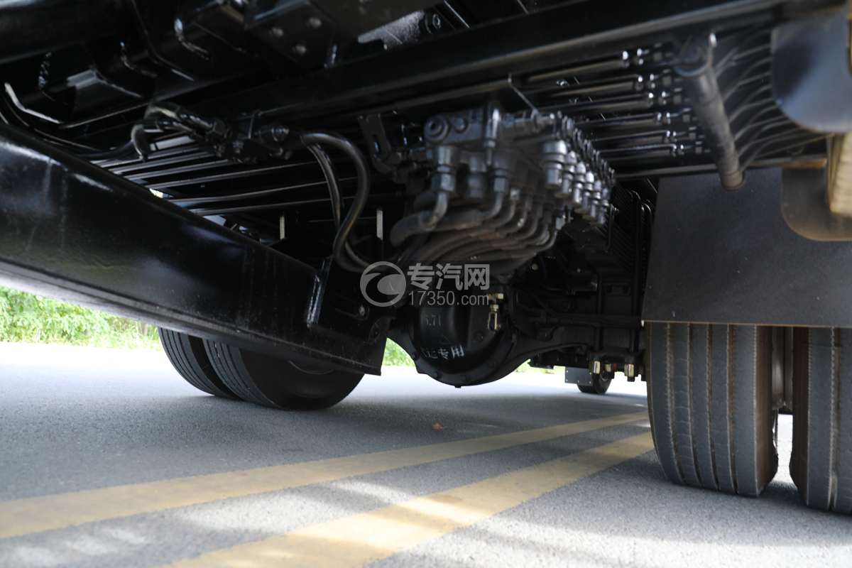 湖北大运G6一拖二带吊清障车（12吨）后桥