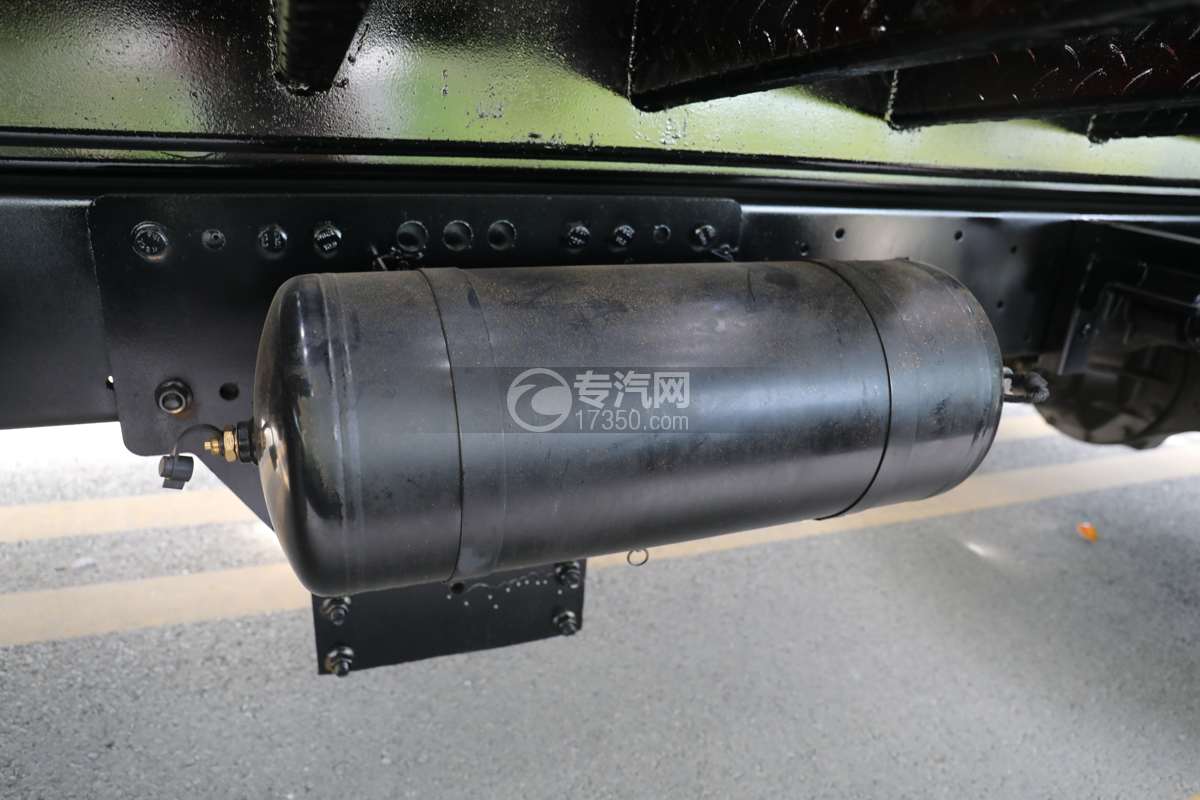湖北大运G6一拖二带吊清障车（12吨）储气罐