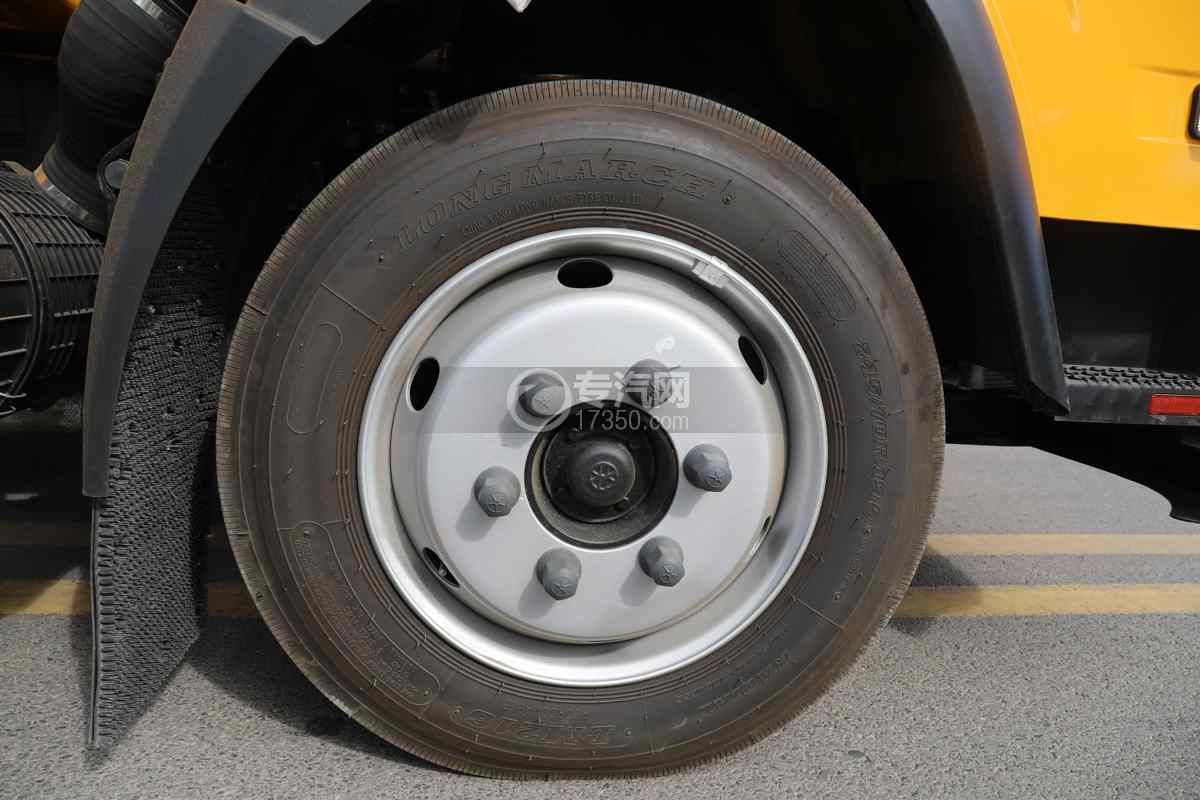 湖北大运G6一拖二带吊清障车（12吨）轮胎