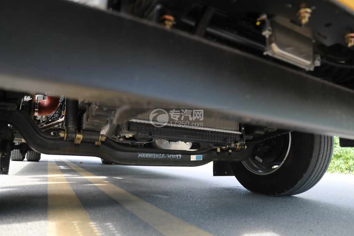 湖北大运G6一拖二带吊清障车（12吨）前桥