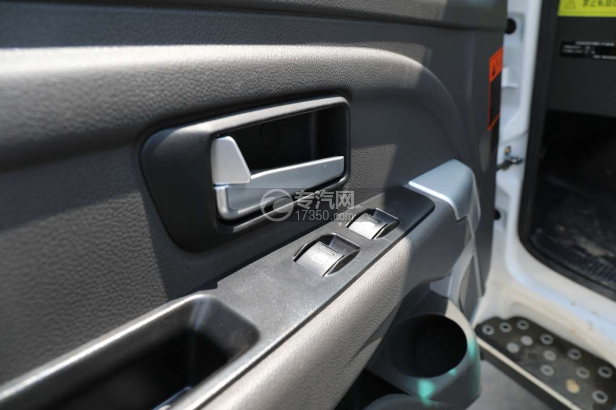 飞碟奥驰EV5纯电黄绿牌6方洒水车驾驶室细节图