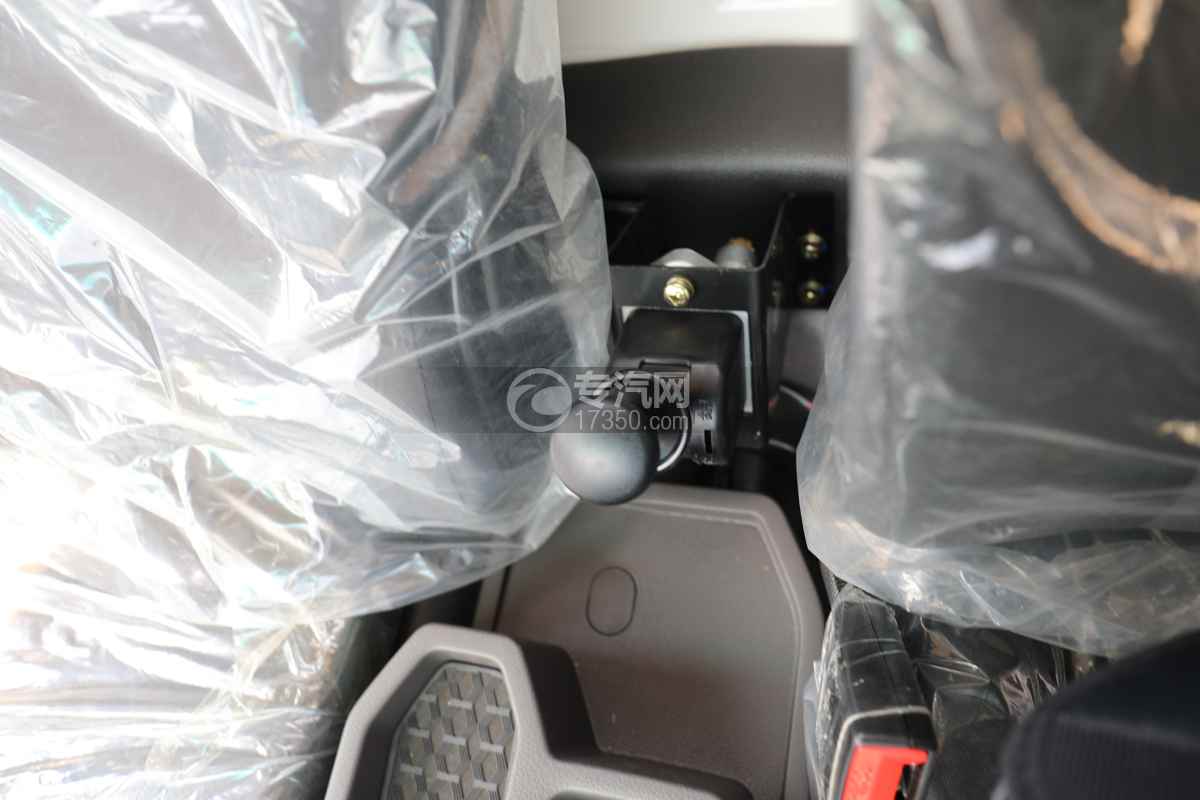 飞碟奥驰EV5纯电黄绿牌6方洒水车手刹