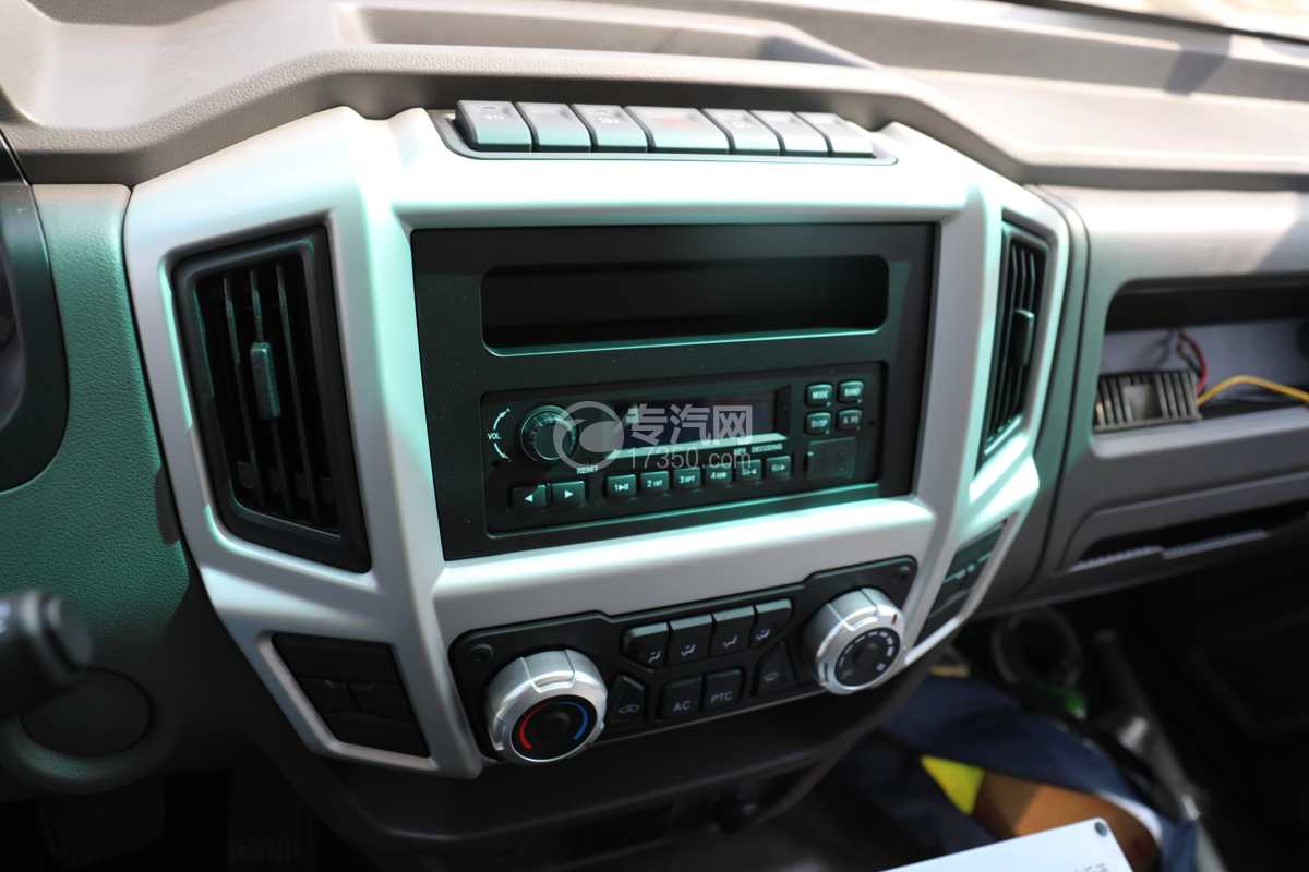 飞碟奥驰EV5纯电黄绿牌6方洒水车中控台
