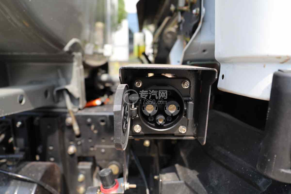 飞碟奥驰EV5纯电黄绿牌6方洒水车充电接口