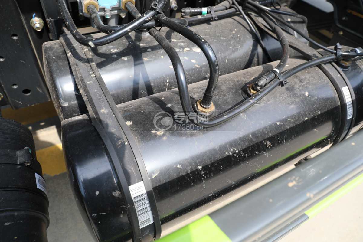 飞碟奥驰EV5纯电黄绿牌6方洒水车储气罐