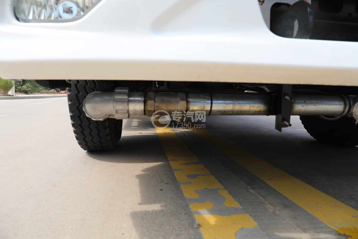 飞碟奥驰EV5纯电黄绿牌6方洒水车前对冲