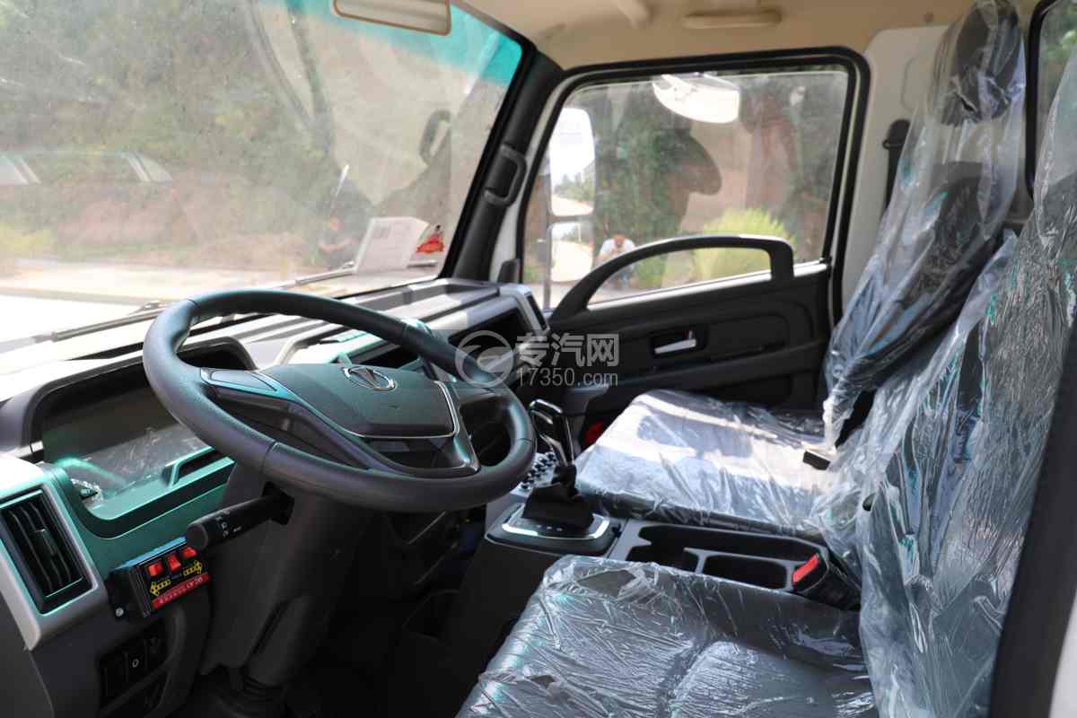 飞碟奥驰EV5纯电黄绿牌6方洒水车驾驶室