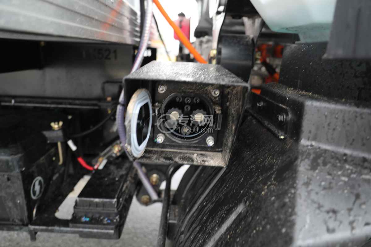 陕汽智云S300宁德165度K8冷藏车（新规）充电接口