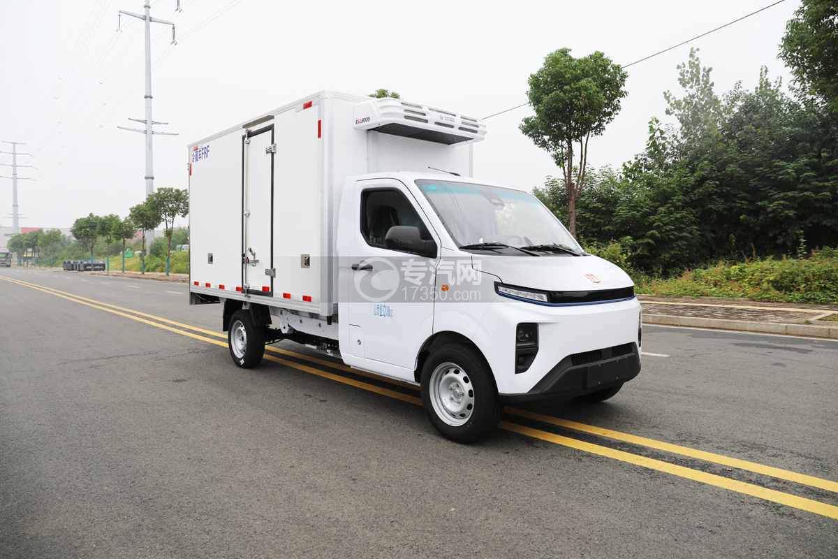 吉利 F1E（金标）纯电动冷藏车（小微卡）右前45度图
