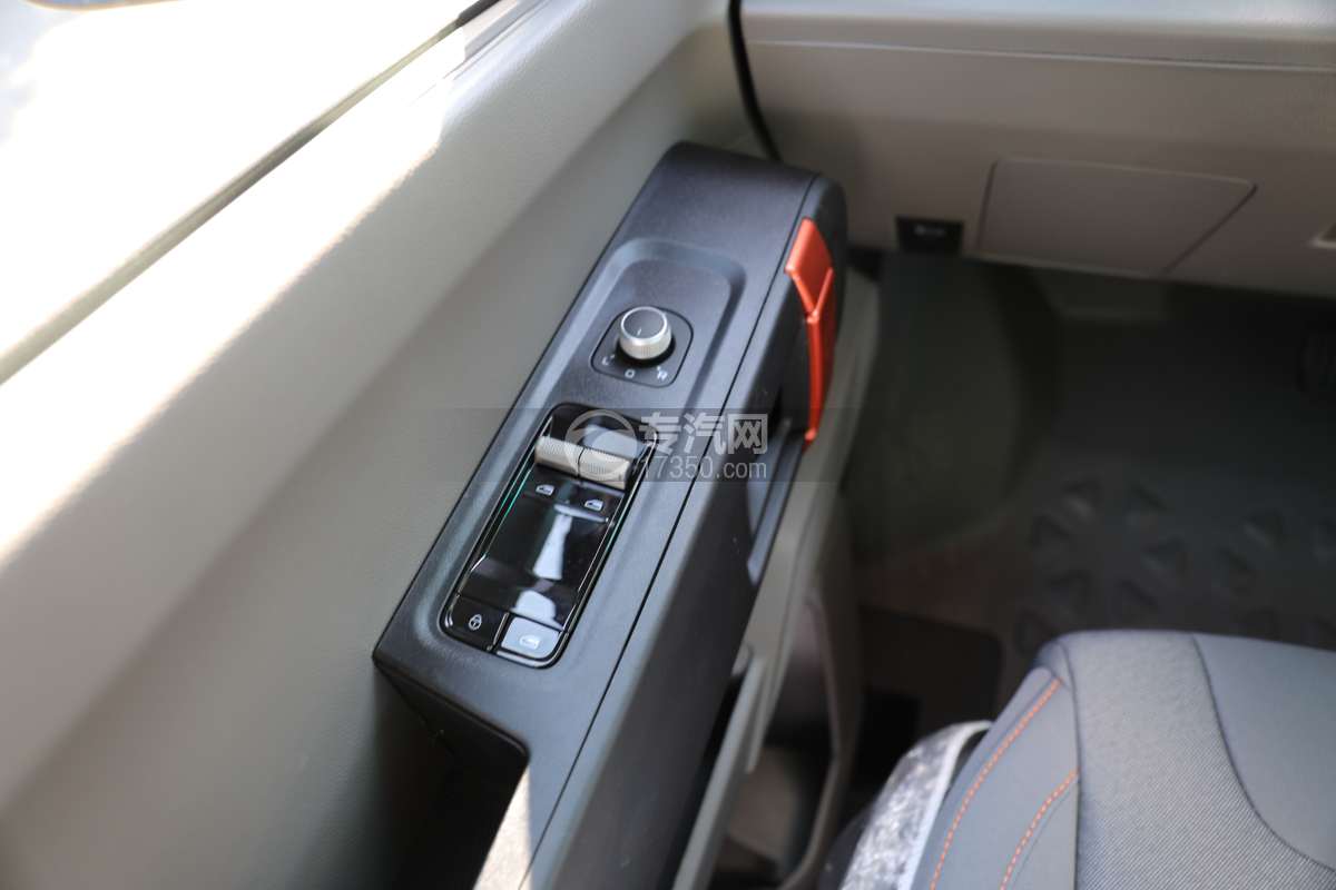 吉利宁德83度电 中轴 驭程版（明窗）超级van宿营车-黑色电动门窗、扶手