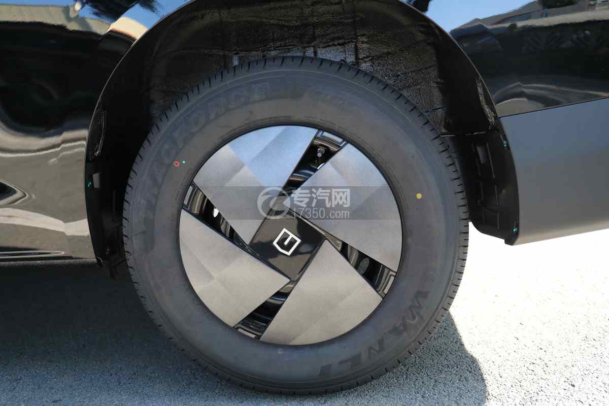 吉利宁德83度电 中轴 驭程版（明窗）超级van宿营车-黑色轮胎