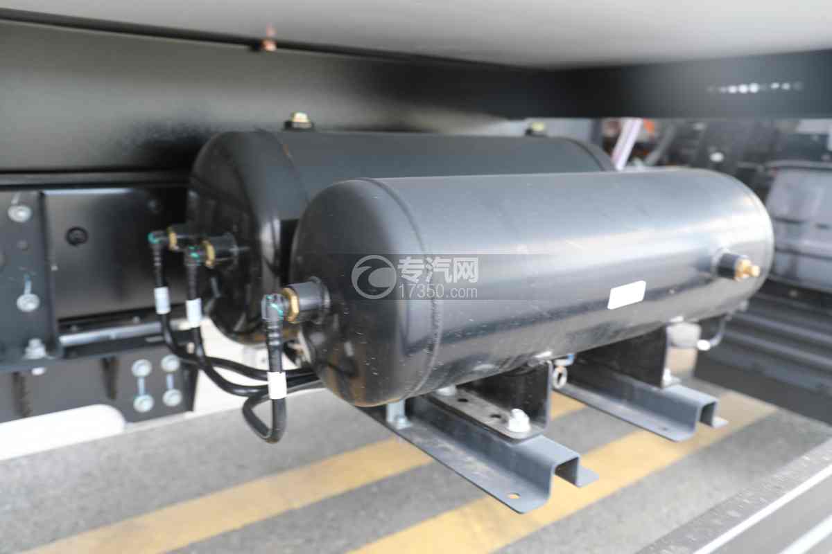 江淮帅铃EV5-100.46Kwh纯电动冷藏车--新规储气罐