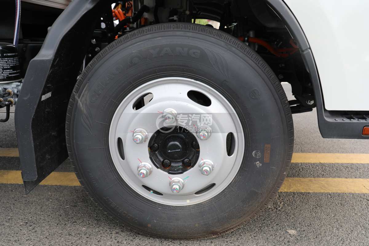 江淮帅铃EV5-100.46Kwh纯电动冷藏车--新规轮胎