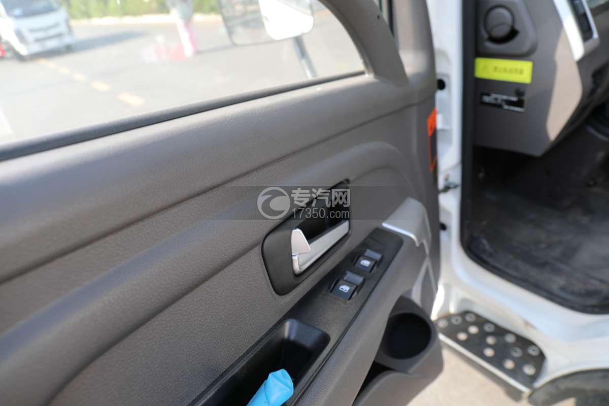 飞碟奥驰EV5纯电蓝牌餐厨垃圾车驾驶室门窗扶手细节