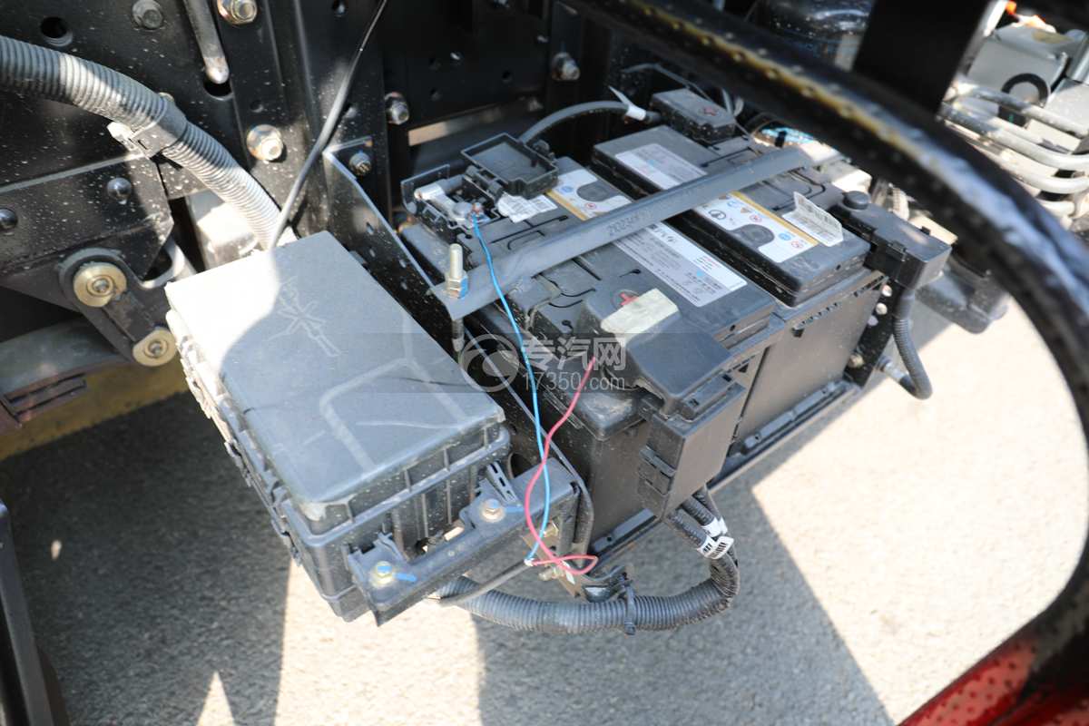 飞碟奥驰EV5纯电蓝牌餐厨垃圾车电频