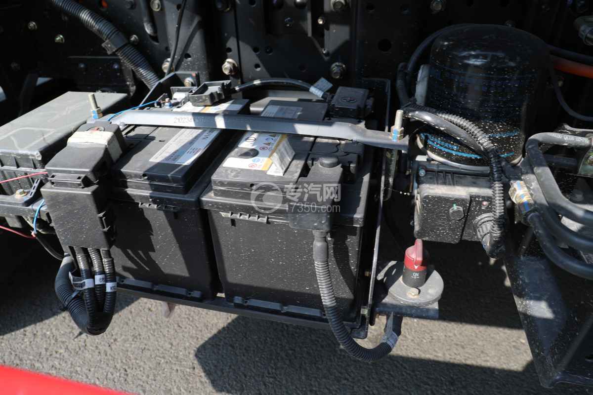 飞碟奥驰EV5纯电蓝牌餐厨垃圾车电瓶