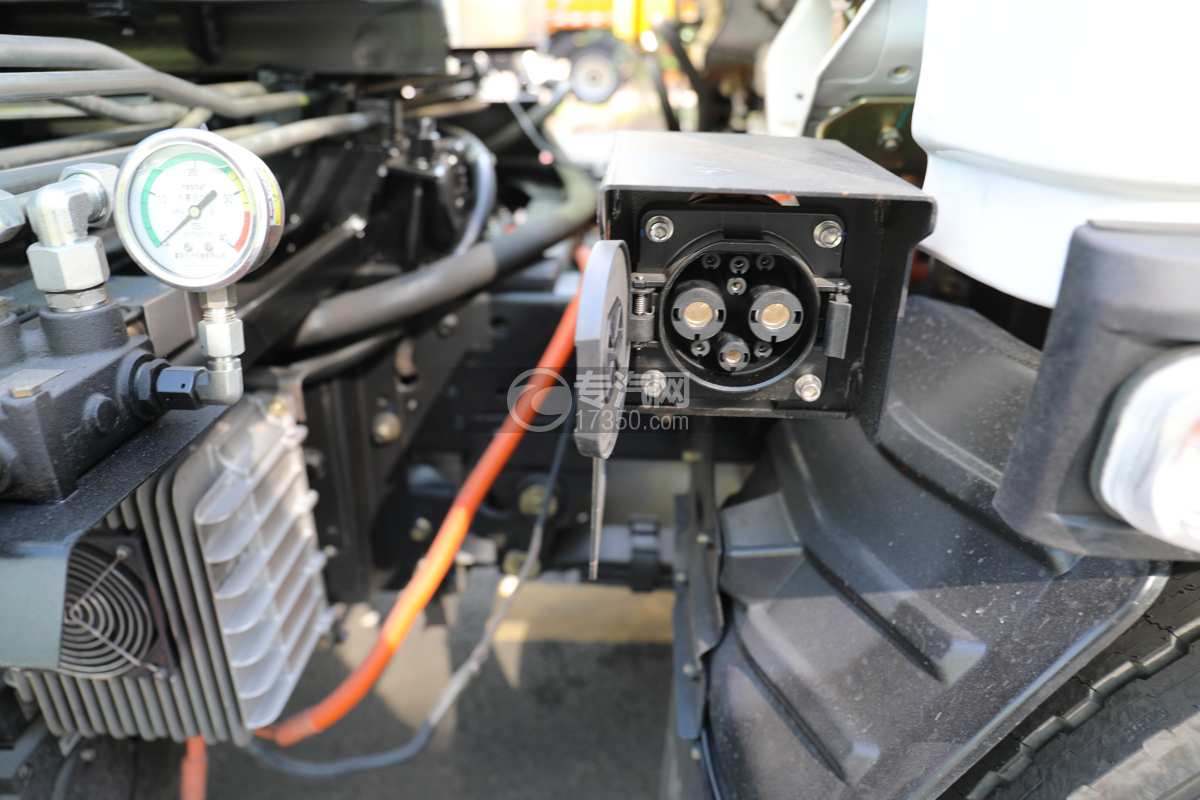 飞碟奥驰EV5纯电蓝牌餐厨垃圾车充电接口