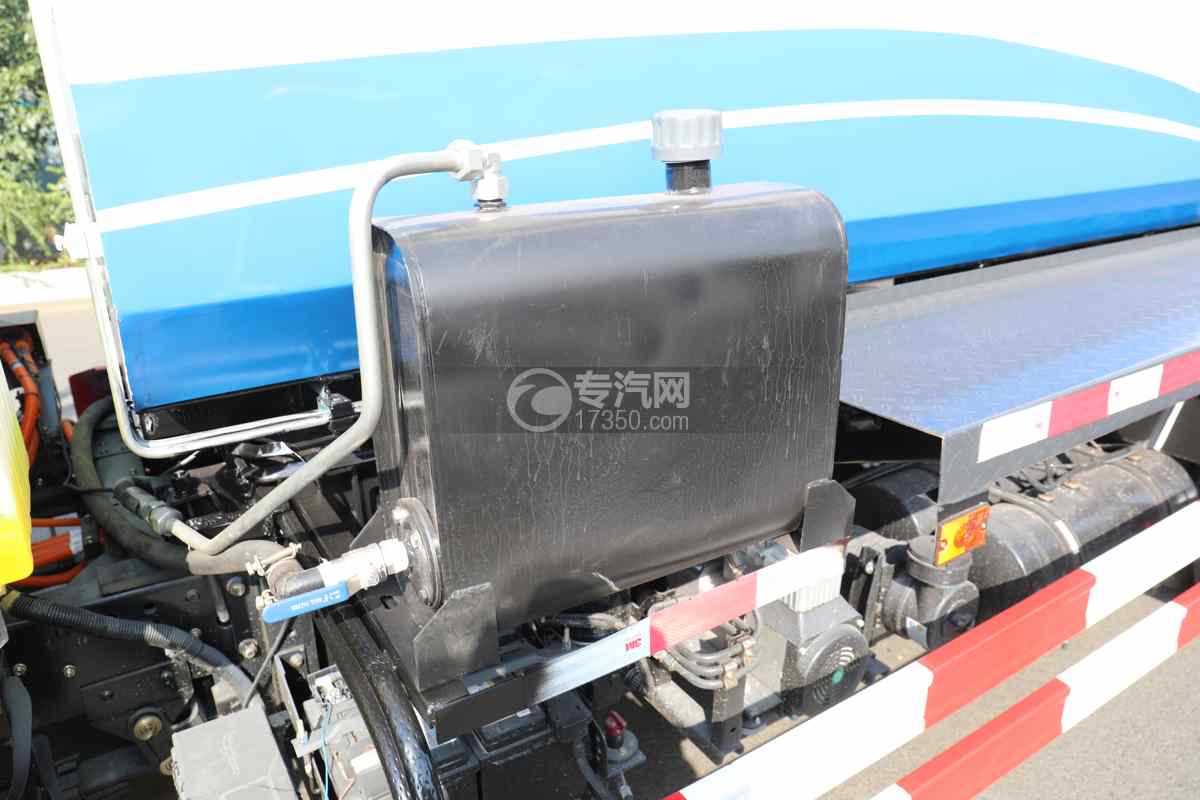 飞碟奥驰EV5纯电蓝牌餐厨垃圾车上装液压油箱